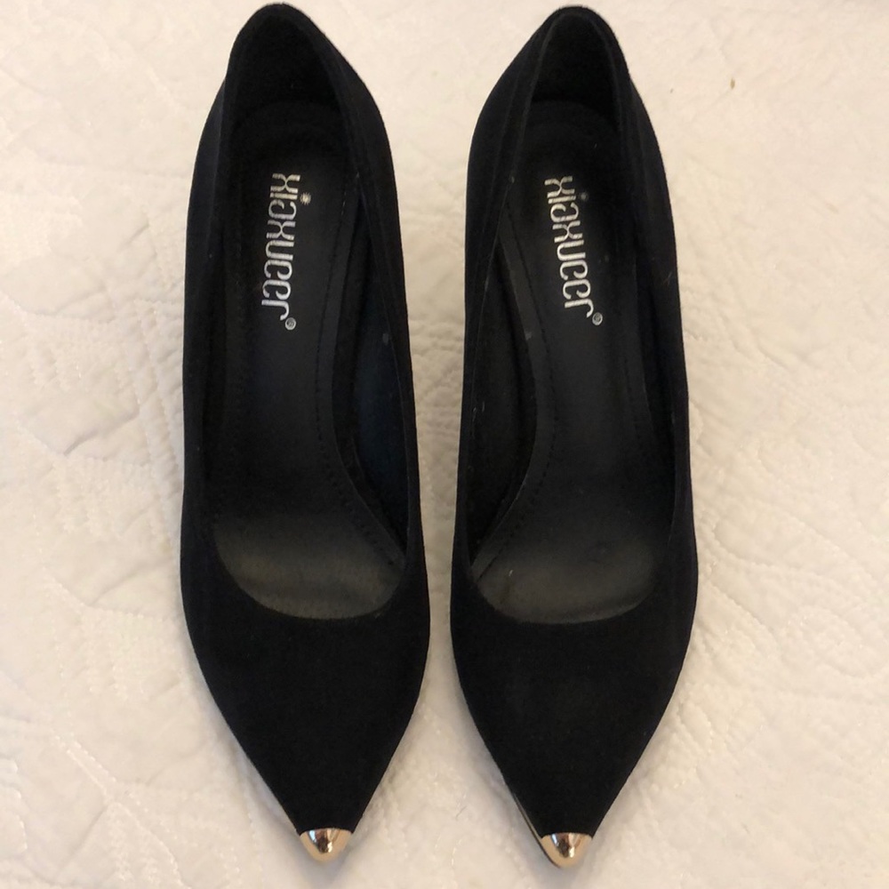 Black pumps.